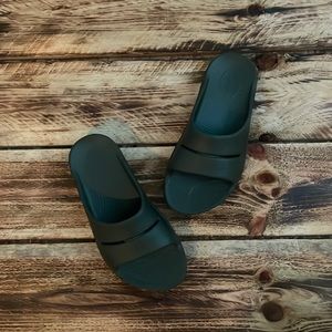 Oofos Ooahh slide forest green size 7